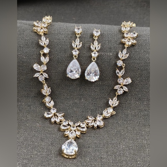 Jewelry - Gold Tone Floral Design Jewelry Set NEW